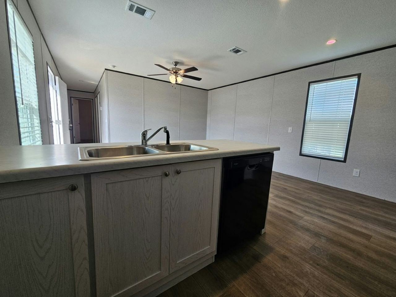507 Suwanee Dr #2023 - Photo 4 of 10