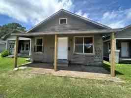 featured image of 415 Moss St #1