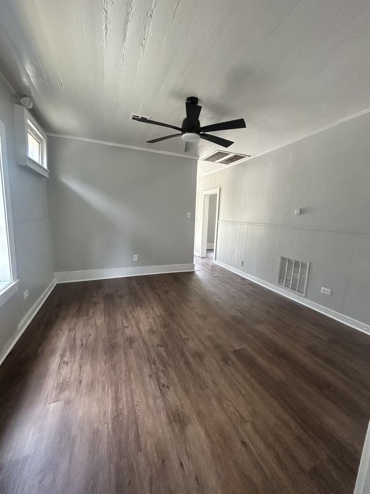 415 Moss St #1 - Photo 4 of 11