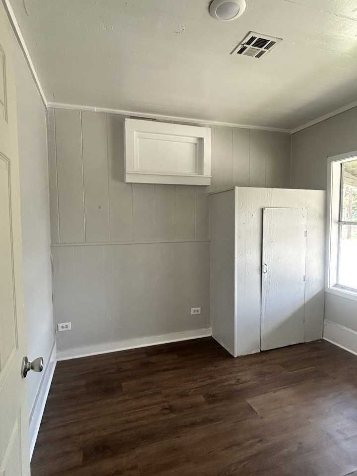415 Moss St #1 - Photo 7 of 11