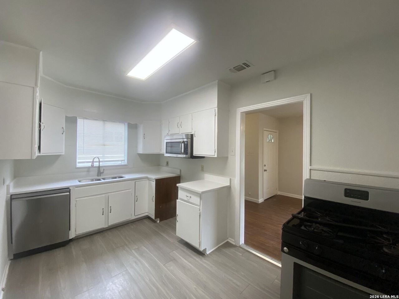 158 Weizmann St - Photo 2 of 20