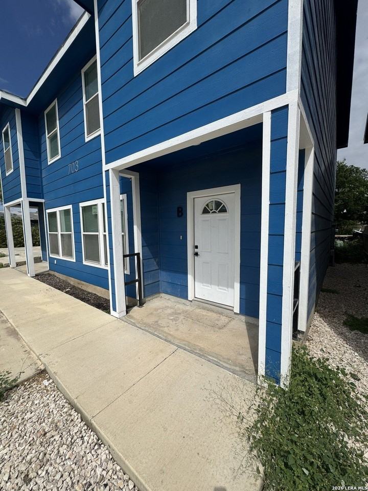703 N 3rd St #B - Photo 3 of 23