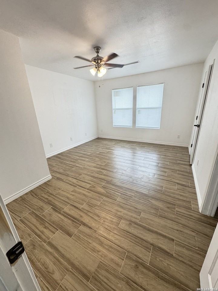 703 N 3rd St #B - Photo 5 of 23
