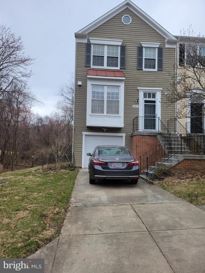 7913 Brooks Pl - Photo 3 of 15