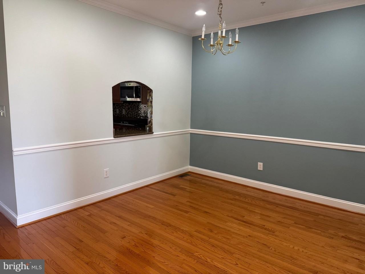2396 Rosemont Ter - Photo 3 of 11