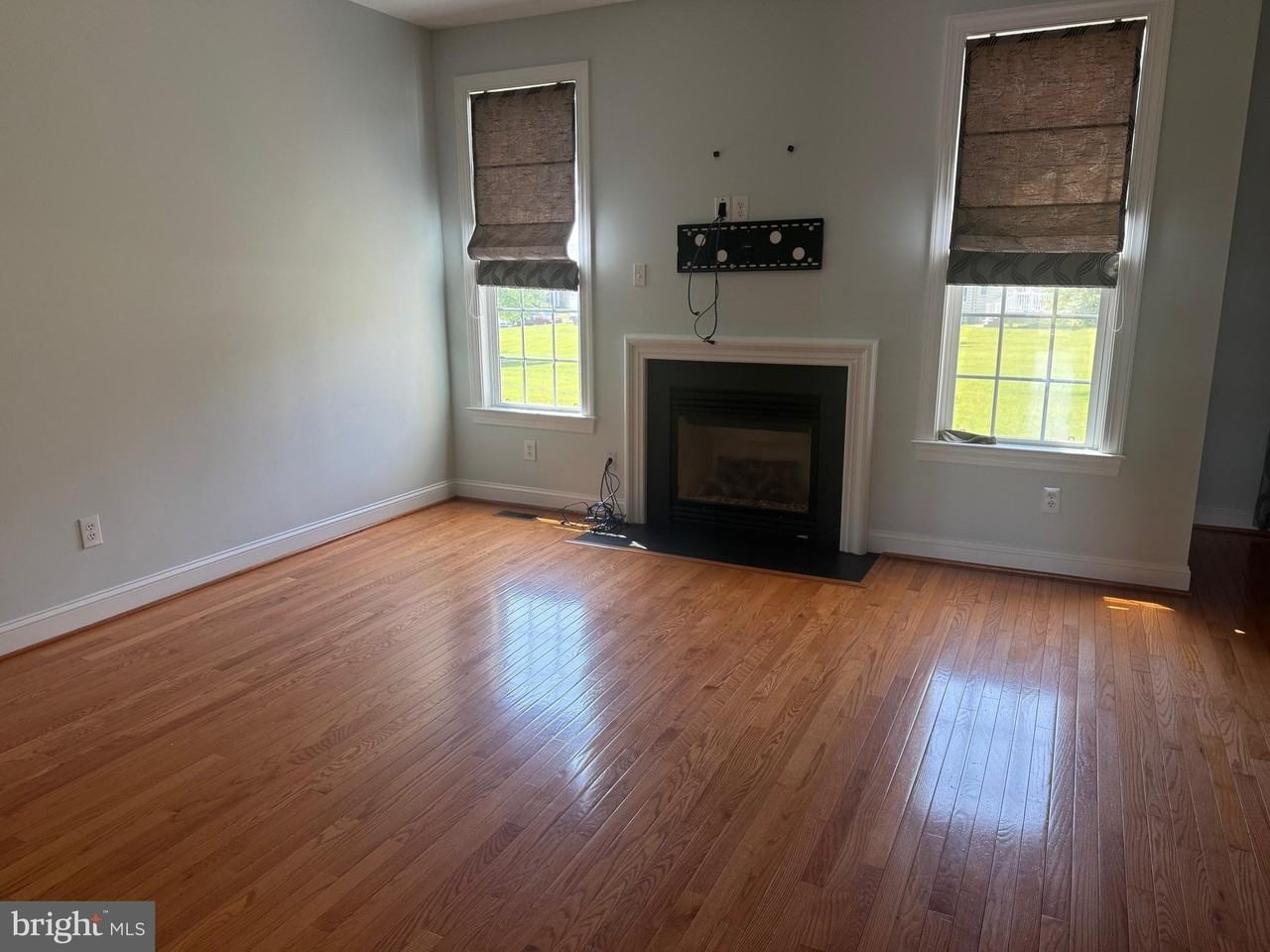 2396 Rosemont Ter - Photo 4 of 11