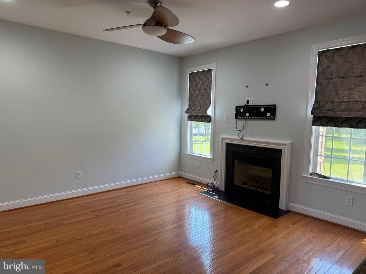 2396 Rosemont Ter - Photo 5 of 11