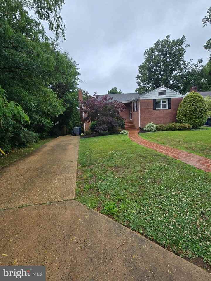 2911 Breezy Ter - Photo 2 of 40