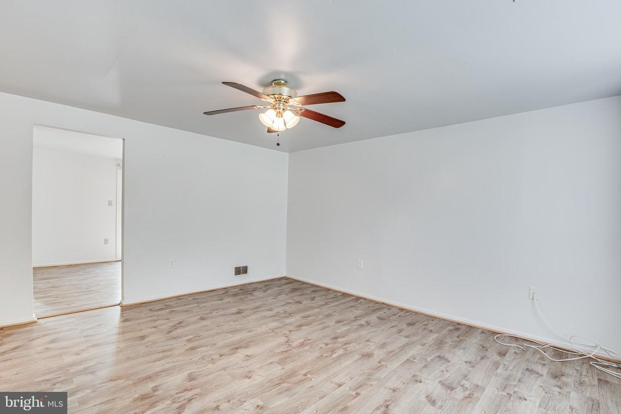 825 Barkley Dr - Photo 5 of 31