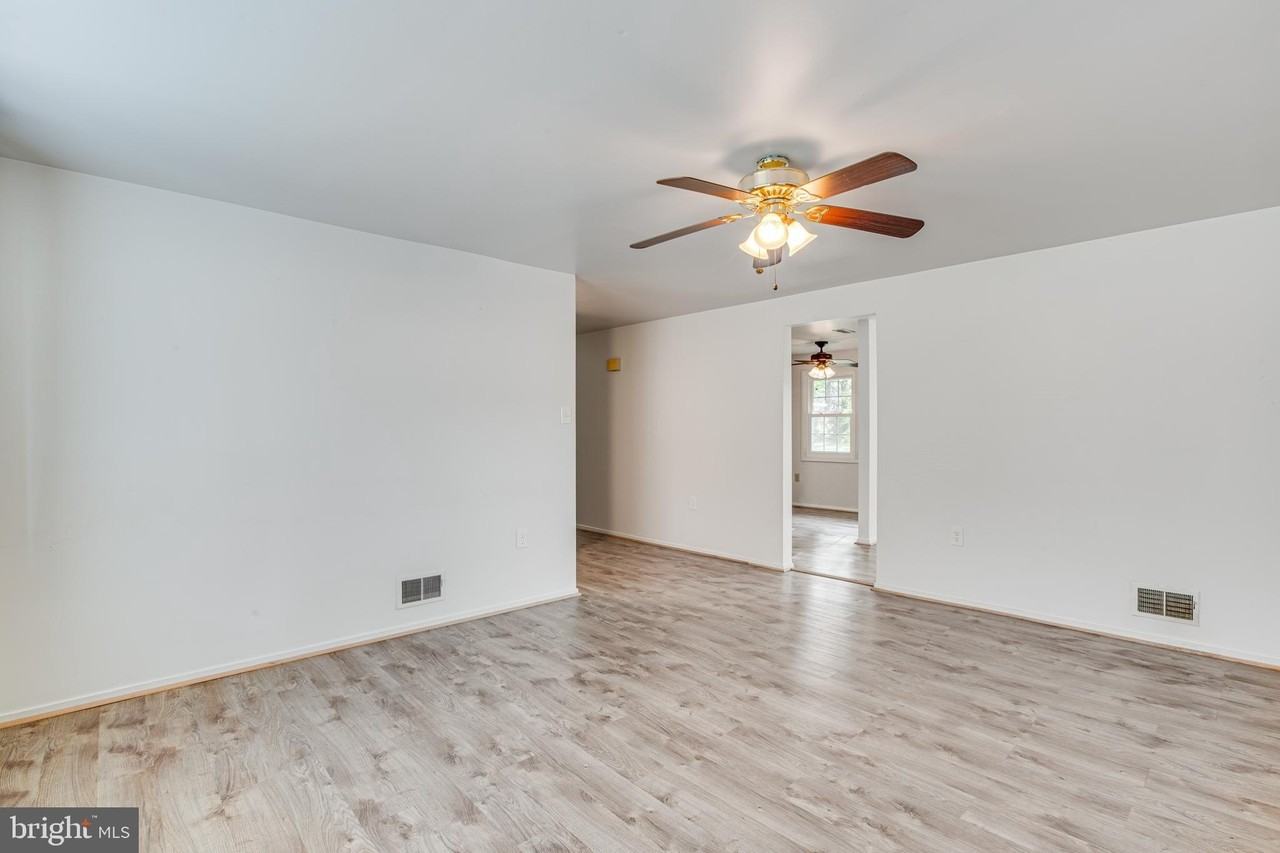 825 Barkley Dr - Photo 6 of 31