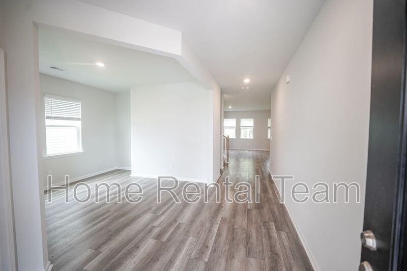 225 Lillian St - Photo 4 of 28