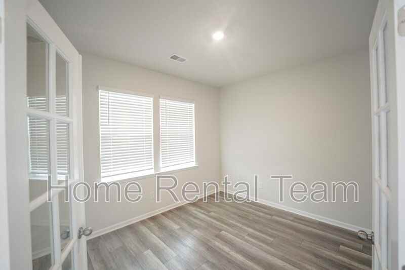 225 Lillian St - Photo 5 of 28