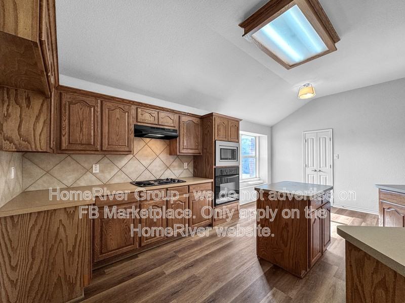 327 Kansas Trl - Photo 2 of 23