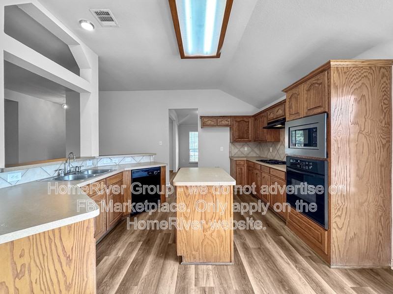 327 Kansas Trl - Photo 5 of 23