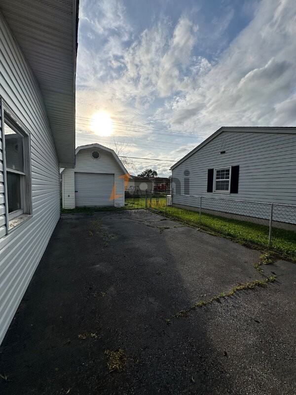 732 Stratford Dr - Photo 4 of 21