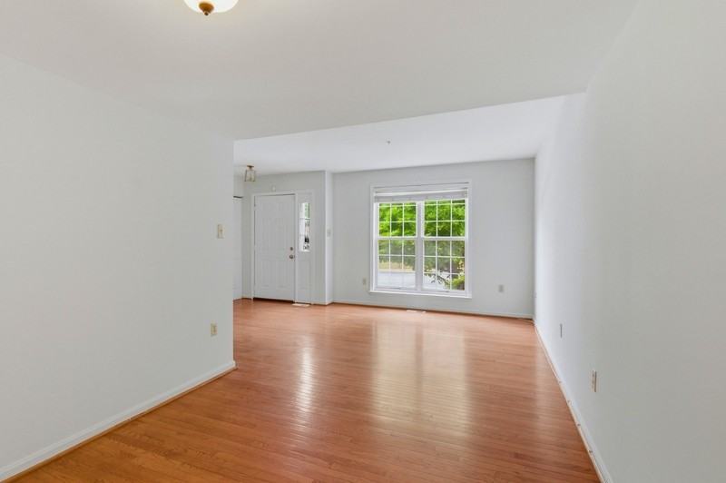 1033 Higgins Way - Photo 3 of 23