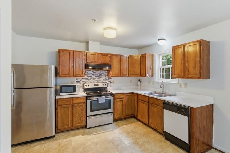 1033 Higgins Way - Photo 4 of 23