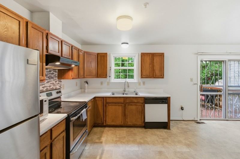 1033 Higgins Way - Photo 5 of 23