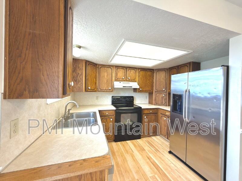1020 Eastnorth - Photo 4 of 24