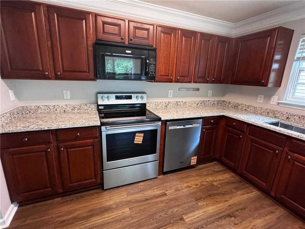 2445 Sheldon Pl - Photo 6 of 24