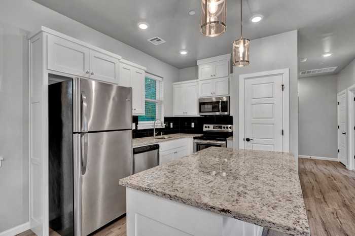1138 N Blackwelder Ave #3 - Photo 3 of 29