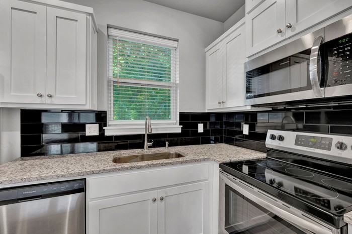 1138 N Blackwelder Ave #3 - Photo 5 of 29
