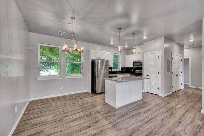 1138 N Blackwelder Ave #3 - Photo 7 of 29