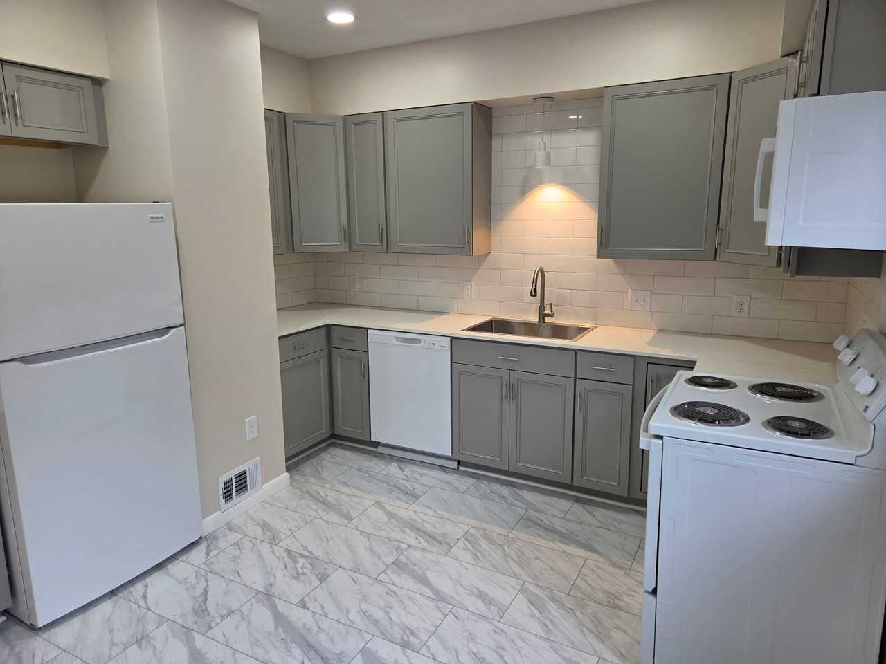 182 Laurelton Rd #182 - Photo 2 of 20