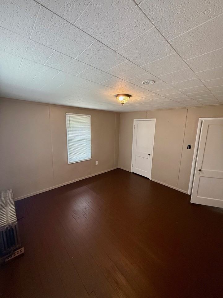 208 S High St #B - Photo 4 of 11