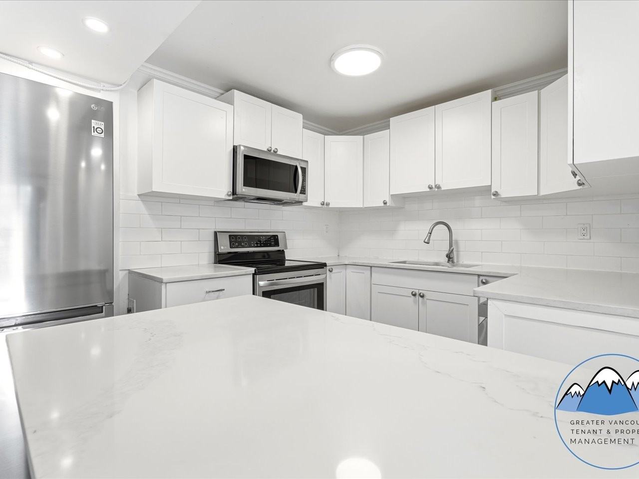 9272 122 St - Photo 7 of 30