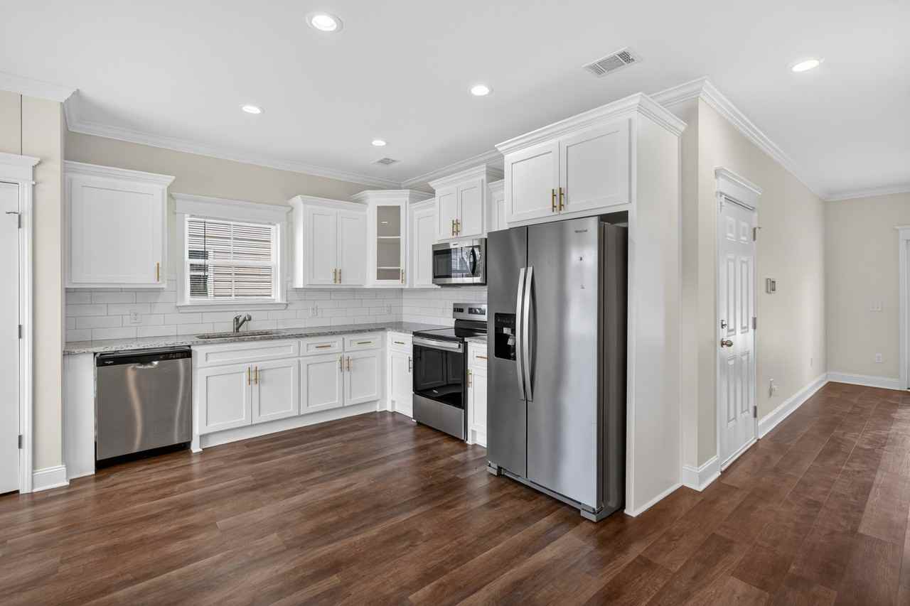 22 Governors Blvd #1 - Photo 3 of 27