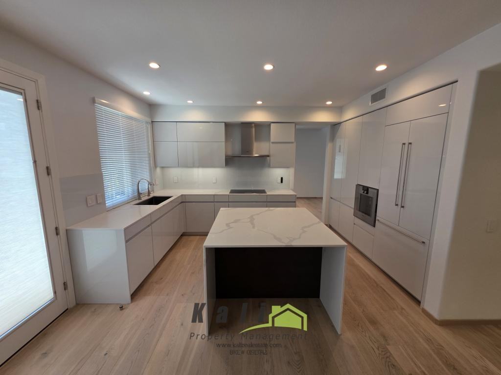 5385 Renaissance Ave - Photo 3 of 28