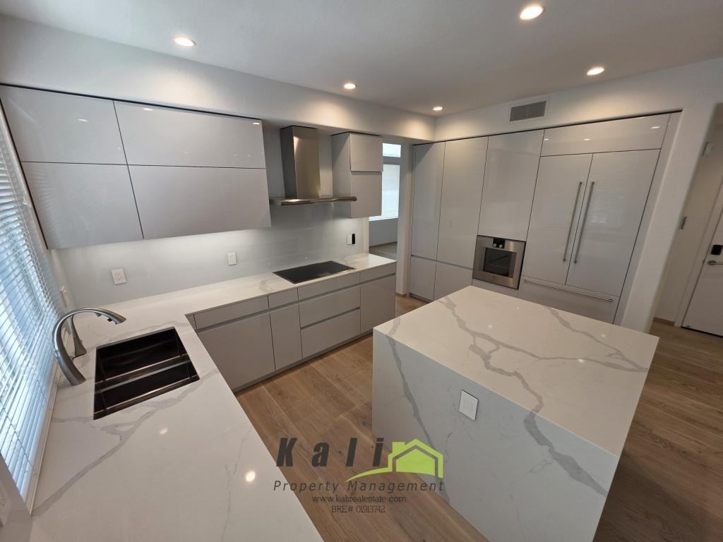 5385 Renaissance Ave - Photo 4 of 28
