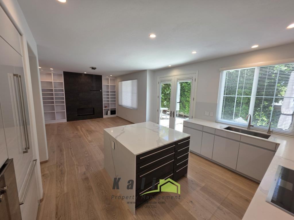 5385 Renaissance Ave - Photo 5 of 28