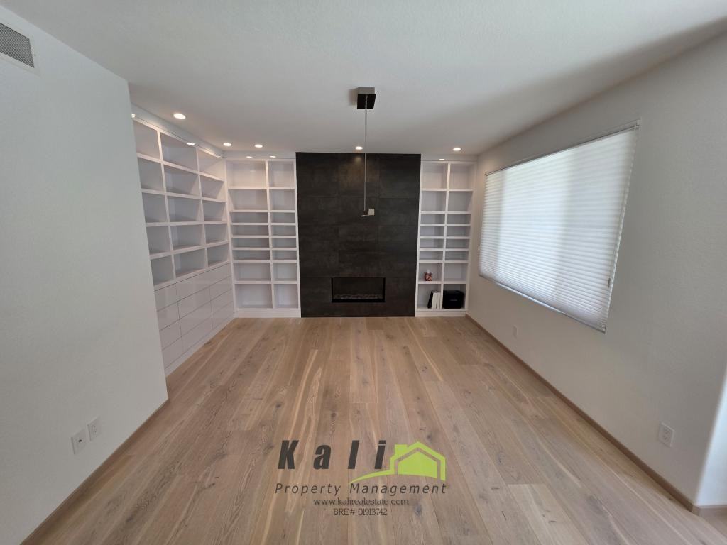5385 Renaissance Ave - Photo 6 of 28