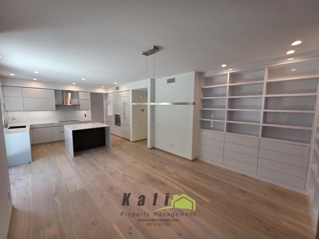 5385 Renaissance Ave - Photo 7 of 28
