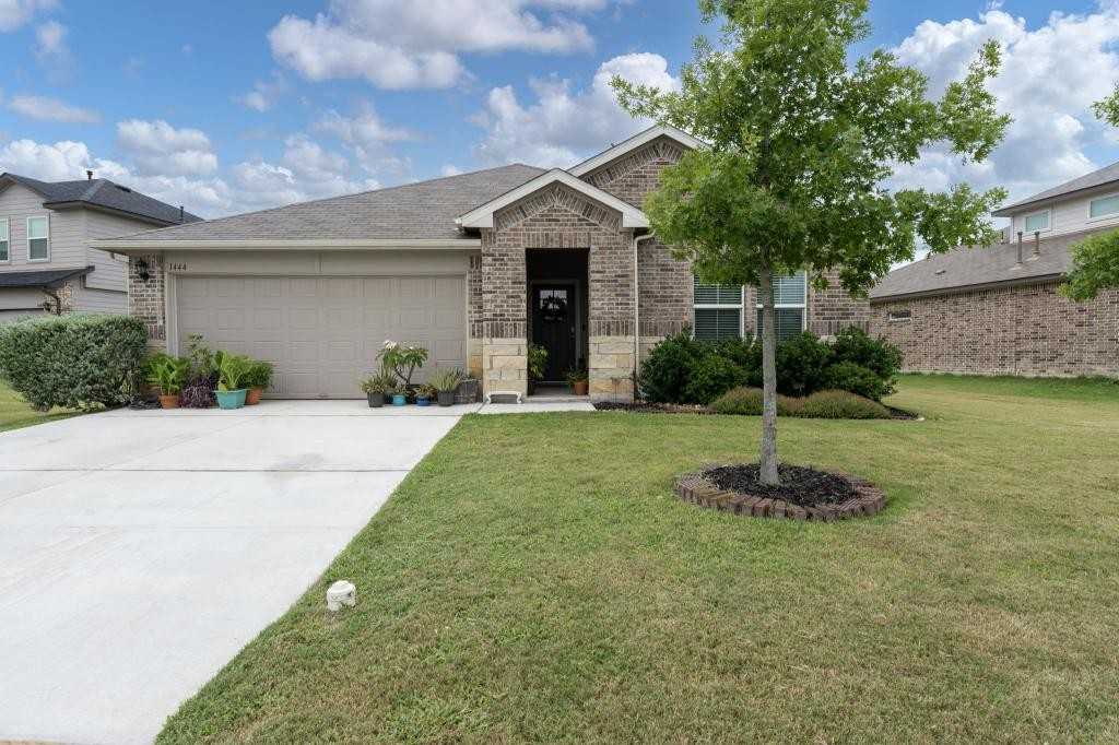 1444 Acorn Wood - Photo 2 of 43
