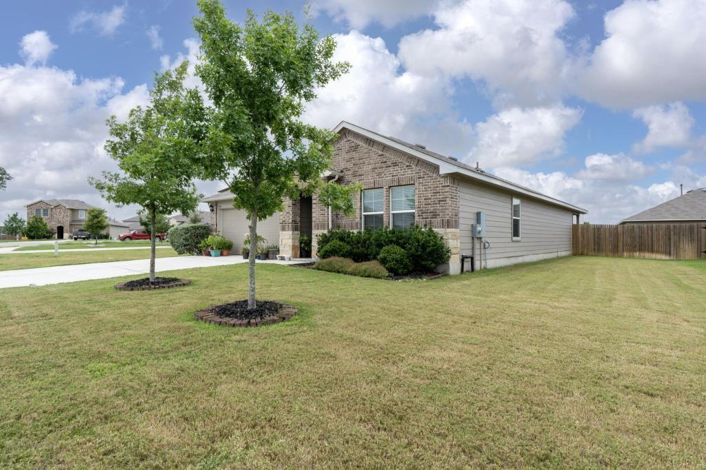 1444 Acorn Wood - Photo 3 of 43
