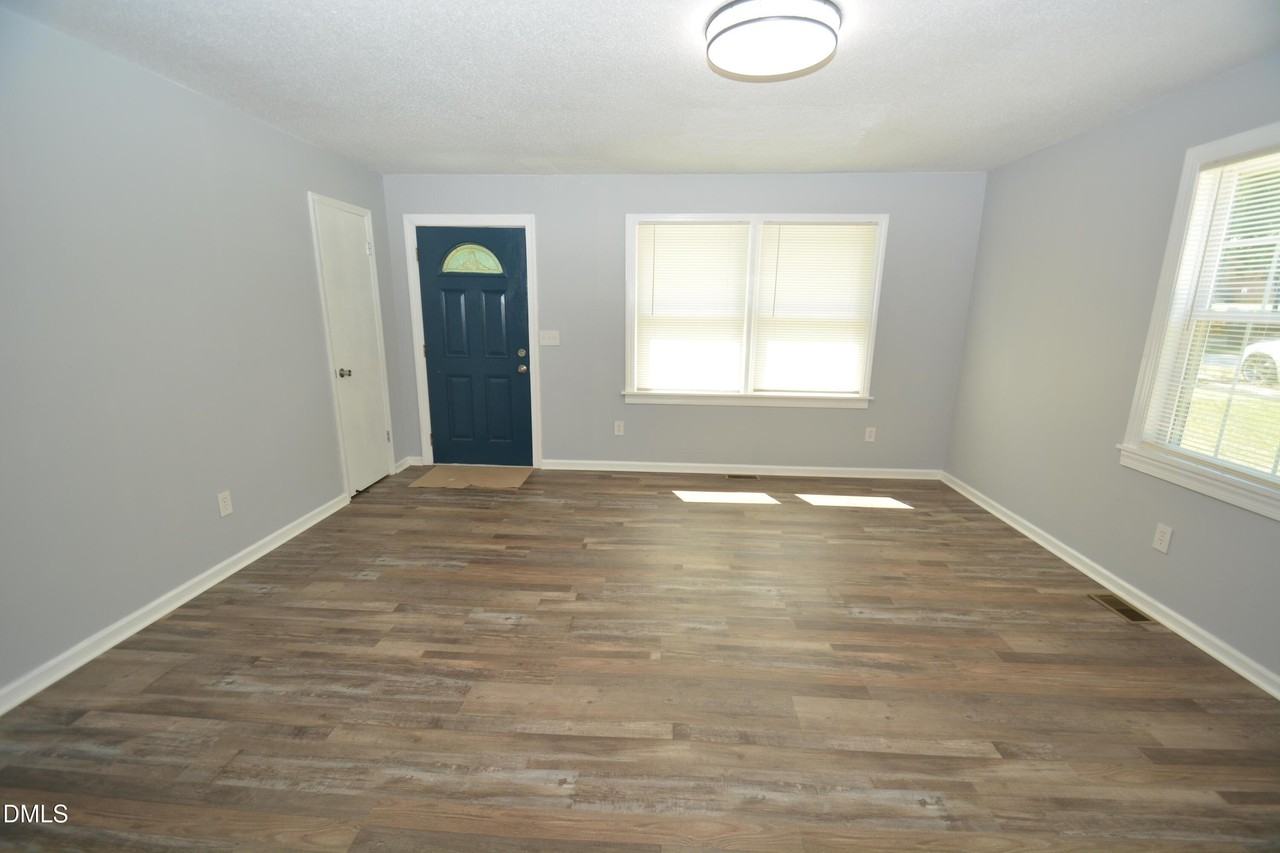 1013 Jeffreys St - Photo 2 of 10