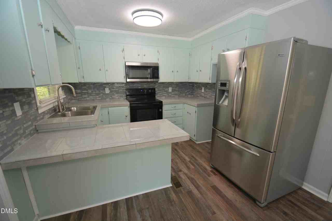 1013 Jeffreys St - Photo 3 of 10