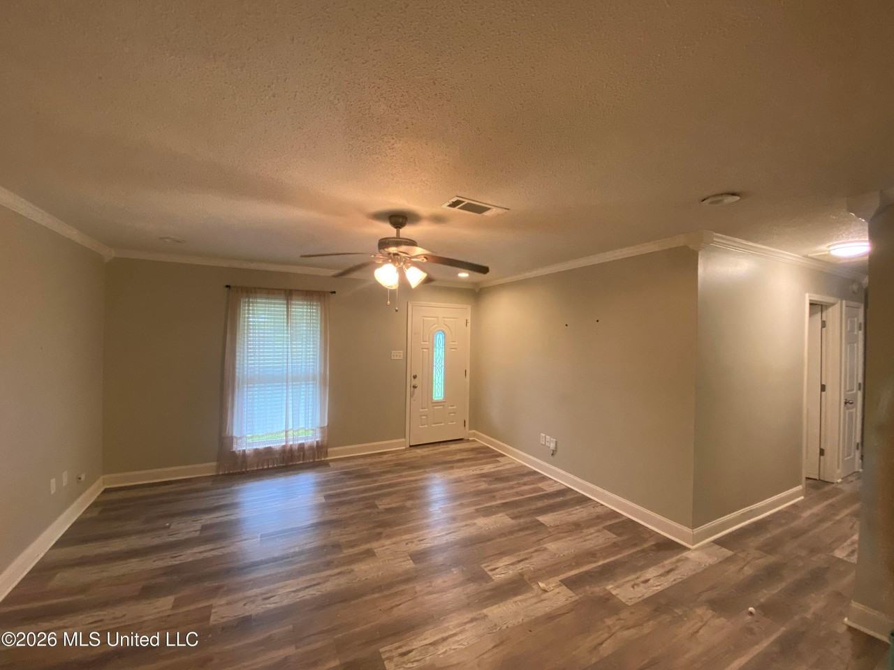 218 Alverado Dr - Photo 2 of 14