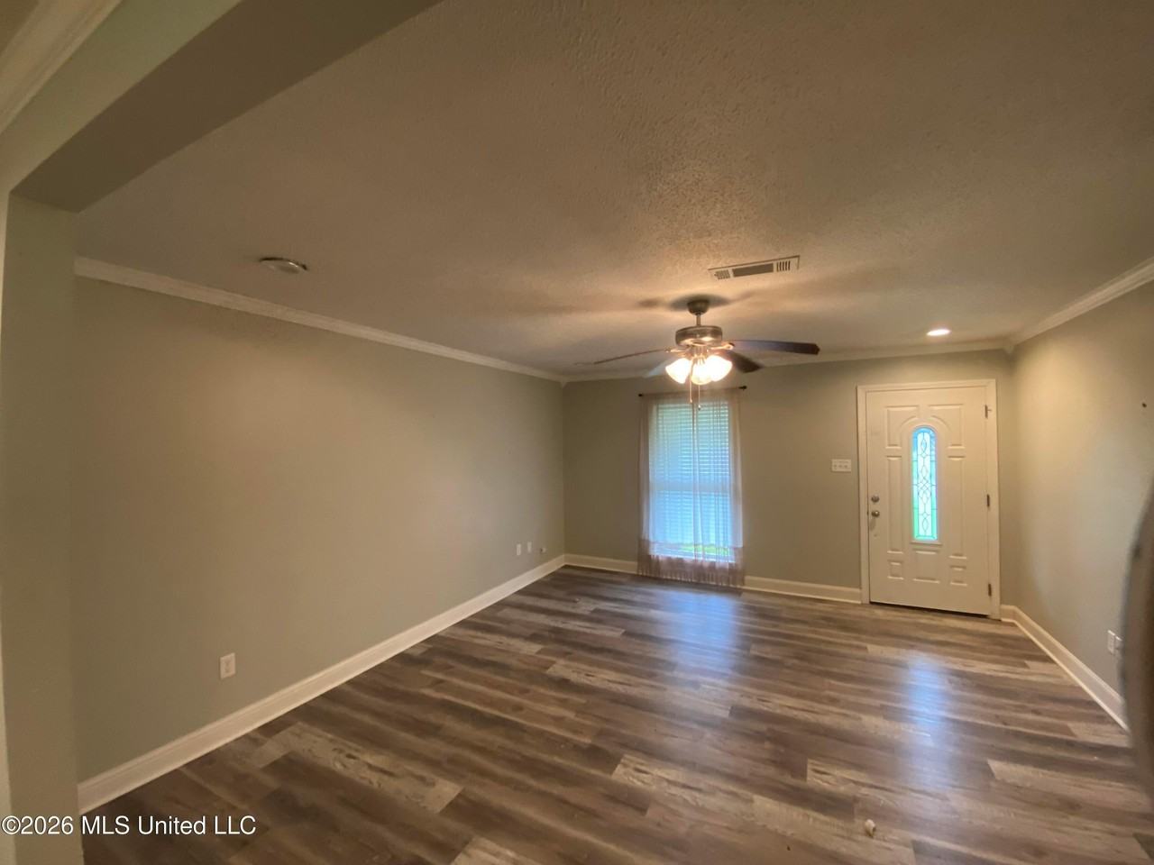 218 Alverado Dr - Photo 3 of 14