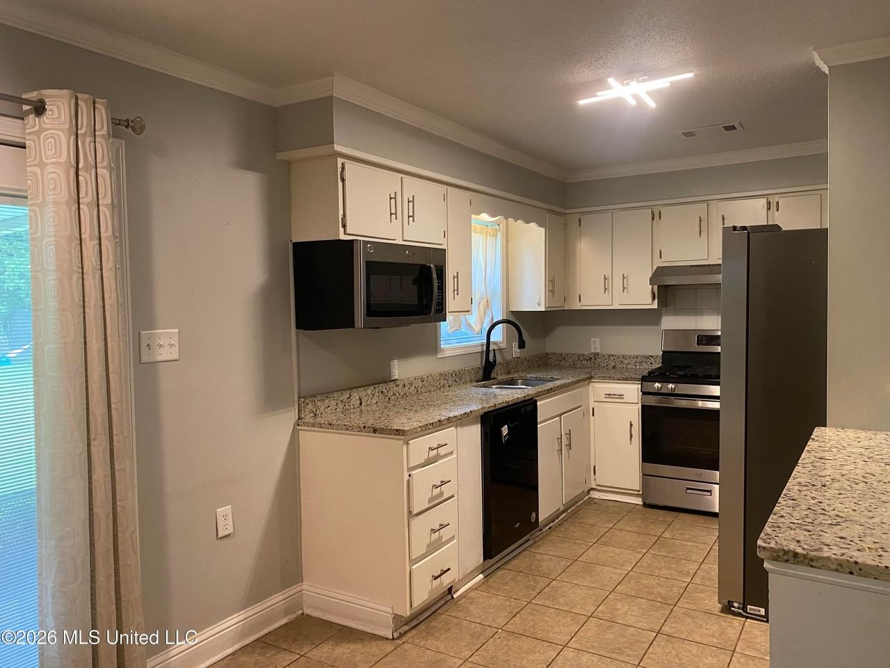 218 Alverado Dr - Photo 4 of 14