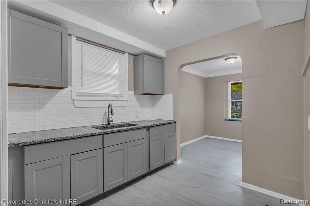 12660 Grandmont Ave - Photo 5 of 17