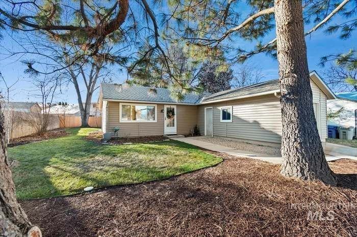 8491 W Holbrook Ct - Photo 2 of 12