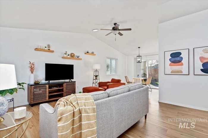 8491 W Holbrook Ct - Photo 3 of 12