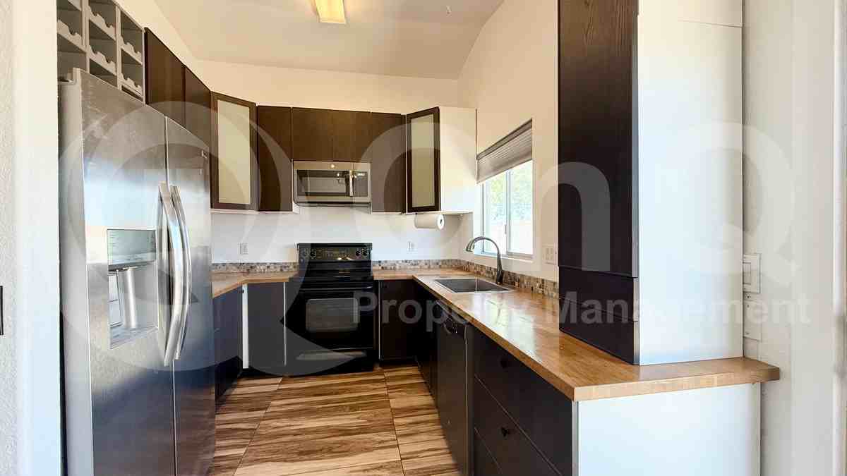 726 W Bowker St - Photo 3 of 17