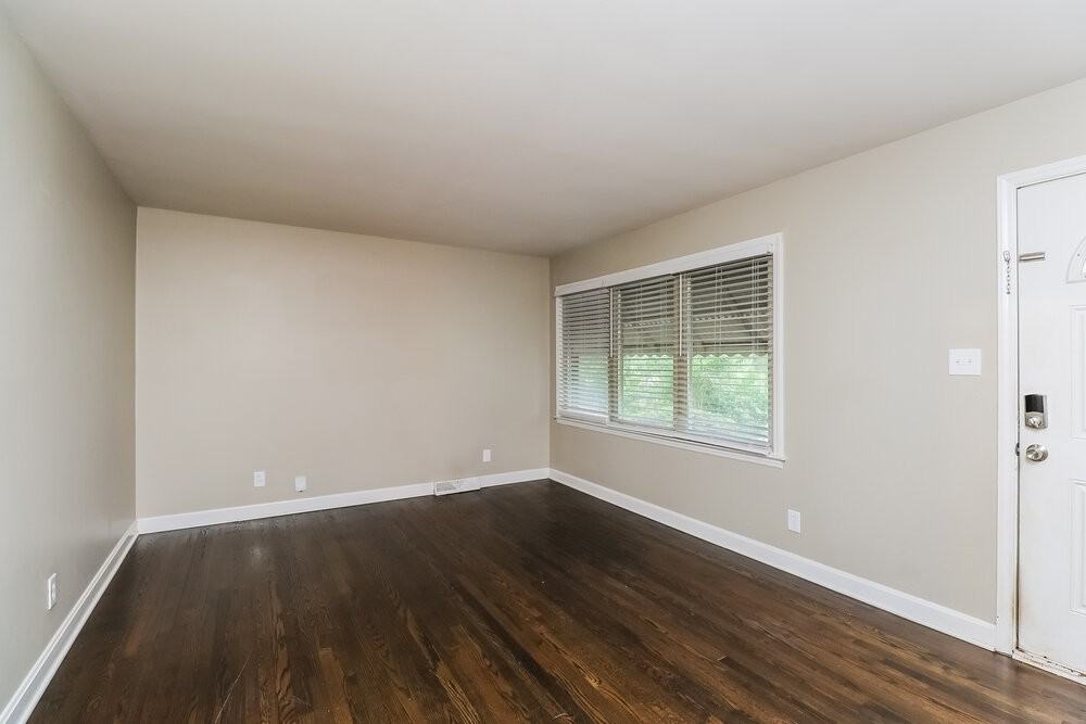 3924 Broadview Dr - Photo 4 of 16
