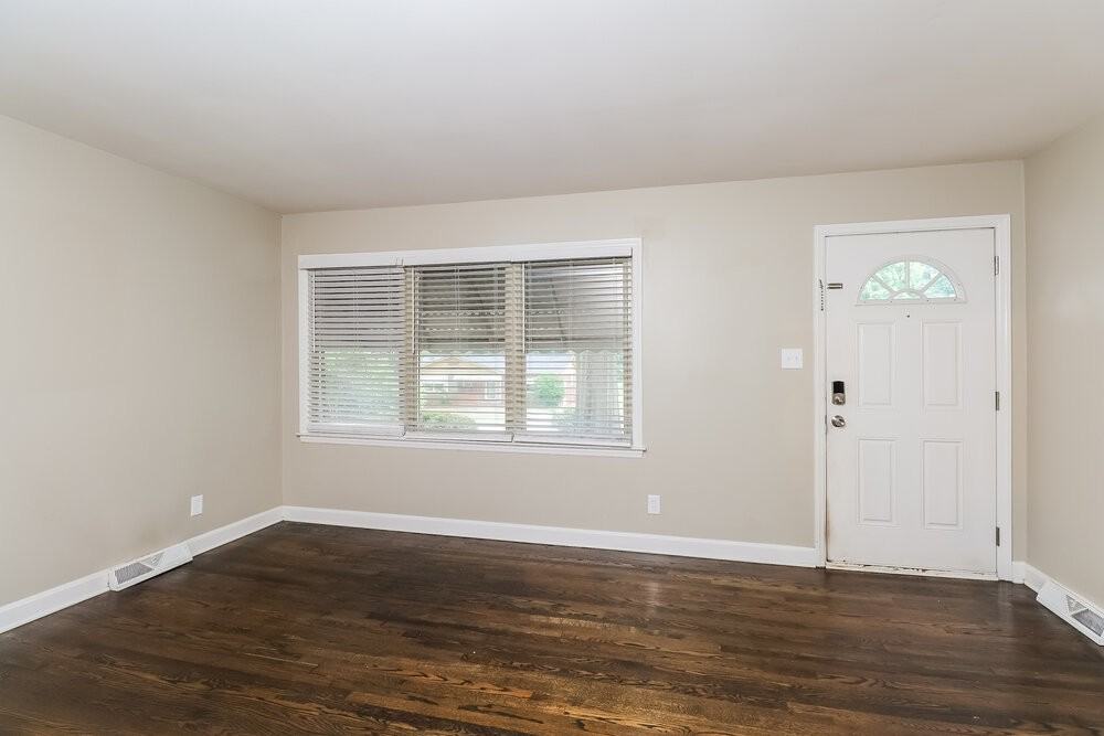 3924 Broadview Dr - Photo 5 of 16
