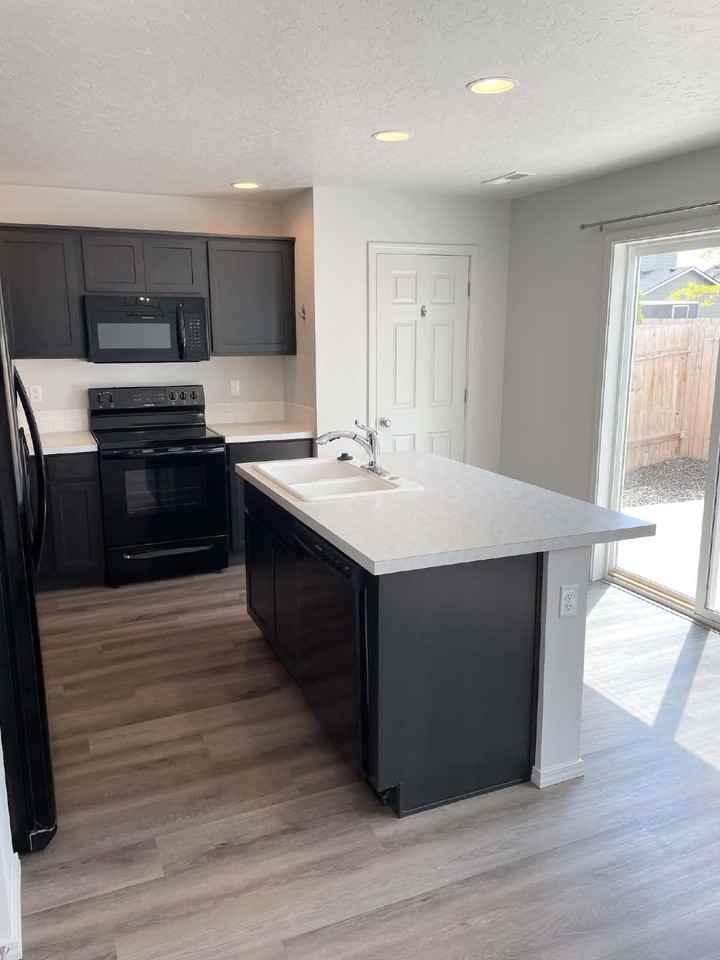 7597 E Drouillard St - Photo 7 of 46
